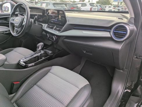 Used 2025 Chevrolet Trax LT w/ LT Convenience Package image 25
