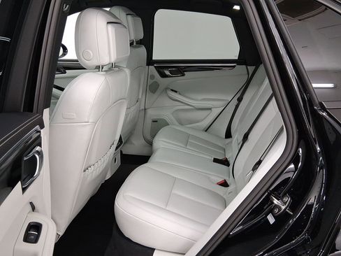 New 2026 Porsche Macan image 13