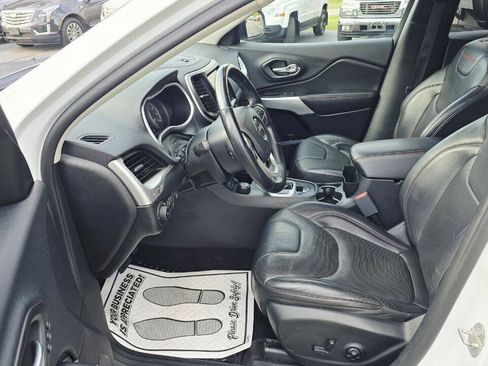 Used 2018 Jeep Cherokee Trailhawk AWD/4WD image 10
