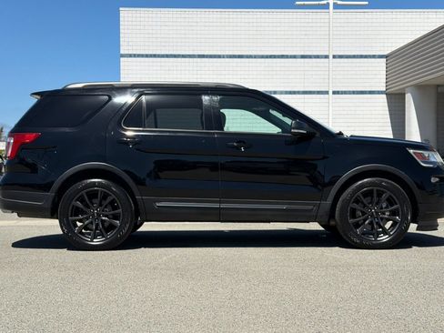 Used 2018 Ford Explorer XLT w/ Equipment Group 202A FWD image 3