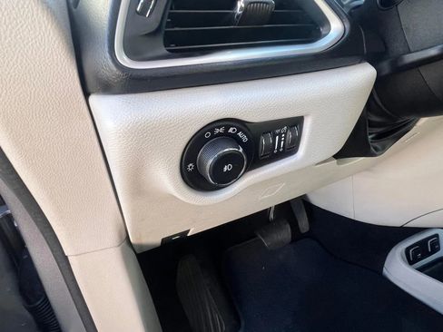 Used 2018 Chrysler Pacifica Touring-L w/ Premium Audio Group image 25