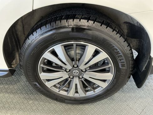 Used 2018 Nissan Pathfinder SV image 32
