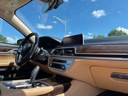 Used 2020 BMW 750i xDrive w/ Executive Package AWD/4WD image 31