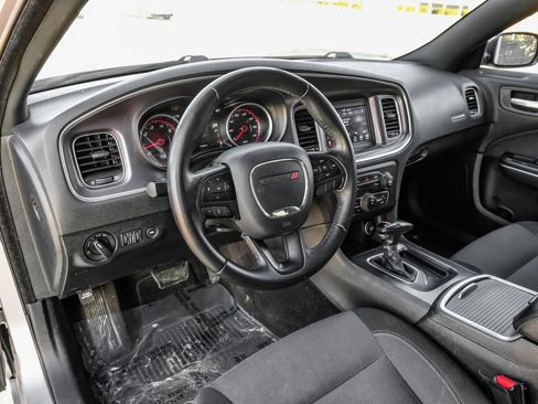 Used 2018 Dodge Charger SXT image 3