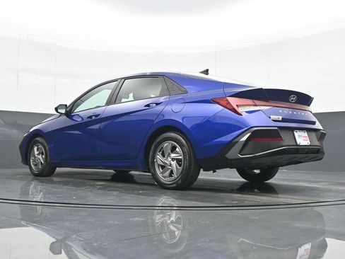 Used 2025 Hyundai Elantra SE image 18
