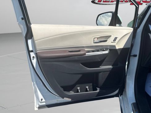 Used 2022 Toyota Sienna Platinum FWD image 17