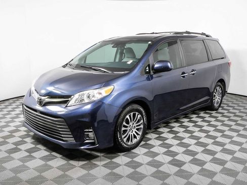 Used 2018 Toyota Sienna XLE w/ XLE Navigation Package FWD image 26