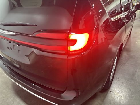Used 2023 Chrysler Pacifica Touring-L FWD image 40