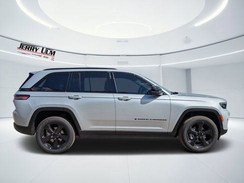 New 2025 Jeep Grand Cherokee Limited w/ Black Appearance Package image 2