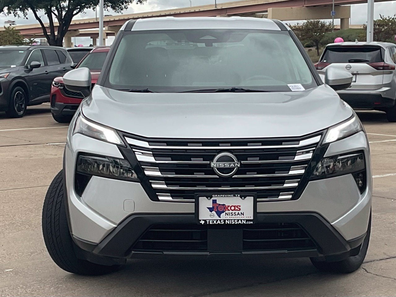 Used 2025 Nissan Rogue SV FWD image 2