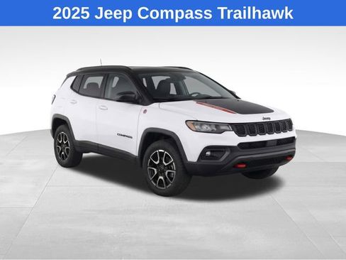 Used 2025 Jeep Compass Trailhawk AWD/4WD image 2