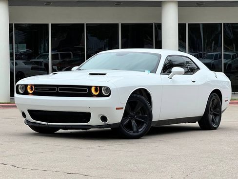 Used 2018 Dodge Challenger SXT RWD image 2