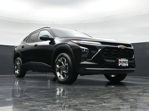 Used 2025 Chevrolet Trax LT w/ LT Convenience Package FWD image 41