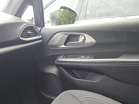 Used 2019 Chrysler Pacifica Touring Plus w/ S Appearance Package FWD image 22