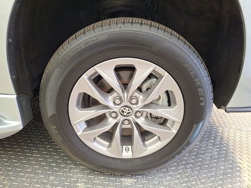 Used 2024 Toyota Sienna LE FWD image 29