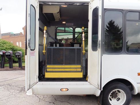 Used 2014 Chevrolet Express 4500 w/ Shuttle Bus Package image 26