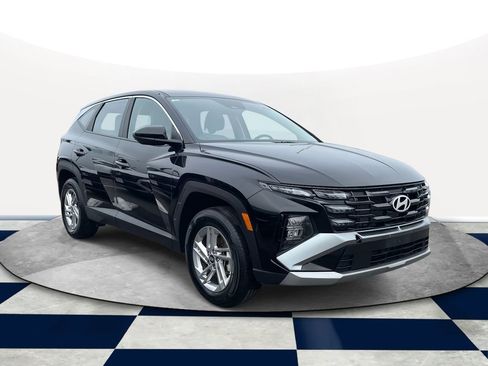 Certified 2025 Hyundai Tucson SE image 1