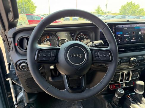 Used 2025 Jeep Wrangler Unlimited Rubicon AWD/4WD image 9
