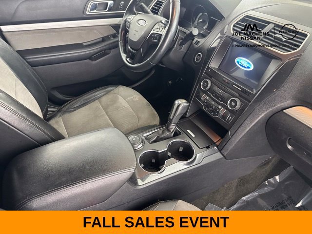 Used 2017 Ford Explorer XLT w/ Equipment Group 202A AWD/4WD image 29