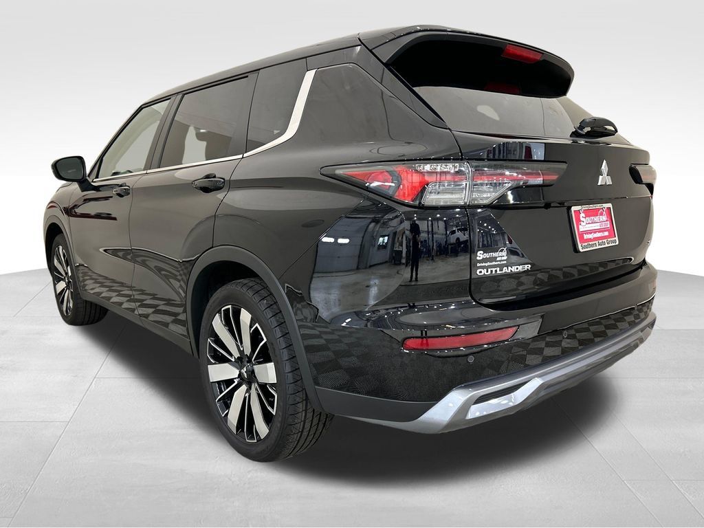 Used 2025 Mitsubishi Outlander SE AWD/4WD image 3