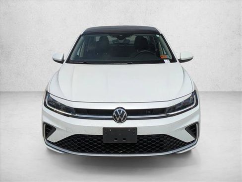 Used 2025 Volkswagen Jetta SE FWD image 2