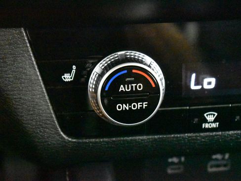 Used 2024 Mitsubishi Outlander SE image 29