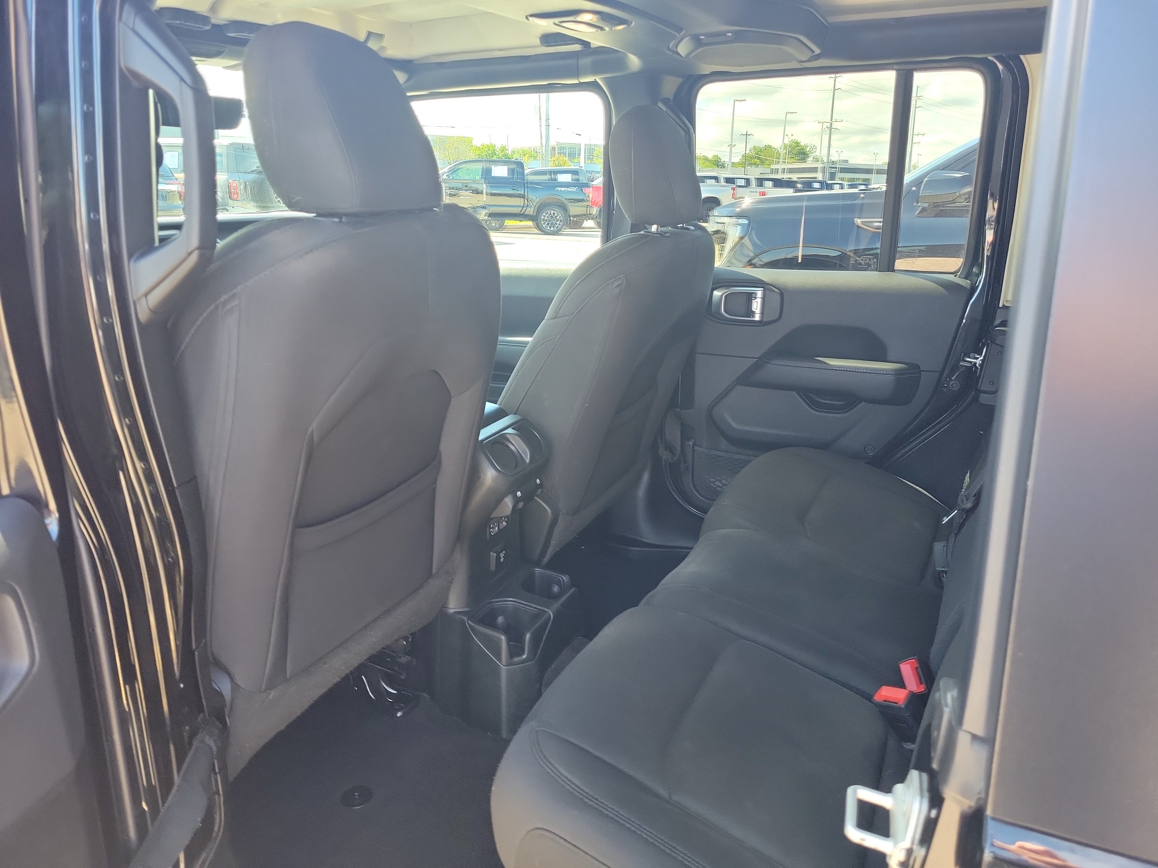 Used 2023 Jeep Wrangler Unlimited Sahara AWD/4WD image 12