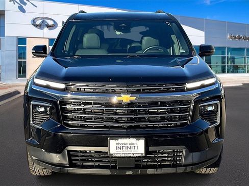 Used 2025 Chevrolet Traverse LT image 3