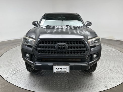 Used 2017 Toyota Tacoma TRD Off-Road w/ Premium & Technology Package AWD/4WD image 31