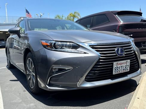 Used 2018 Lexus ES 300h w/ Luxury Package FWD image 2