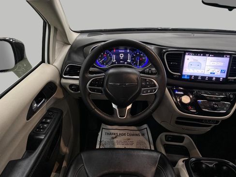 Used 2024 Chrysler Pacifica Touring-L image 14