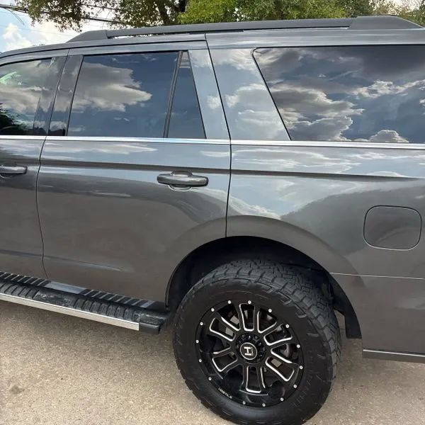 Used 2019 Ford Expedition XLT w/ Equipment Group 202A AWD/4WD image 4