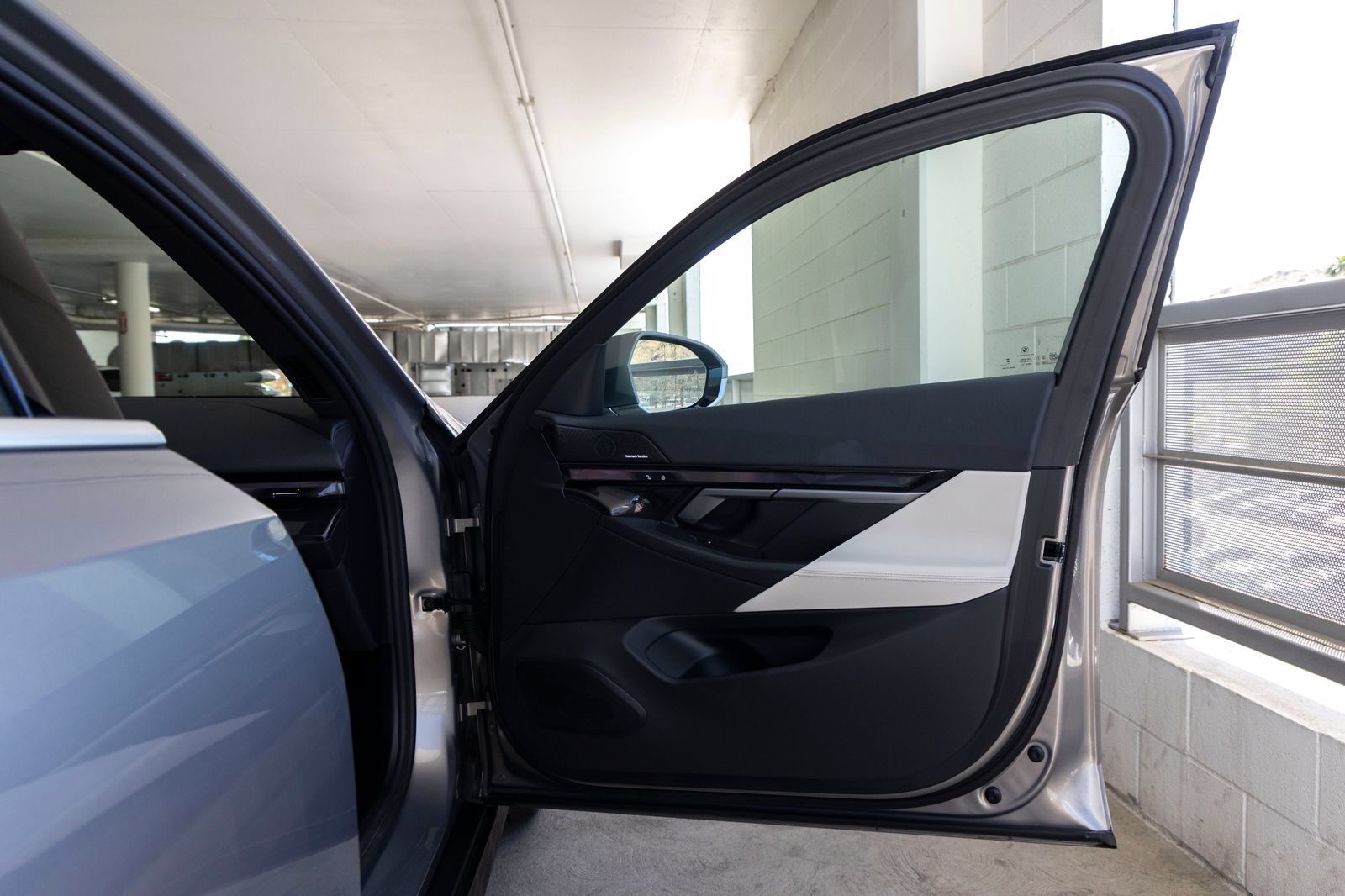 Certified 2025 BMW i5 eDrive40i w/ Premium Package RWD image 27