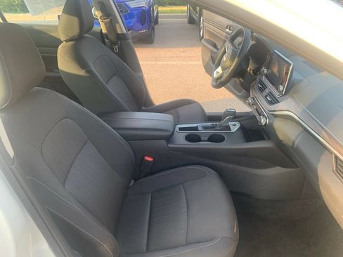 Used 2025 Nissan Altima 2.5 SV FWD image 13