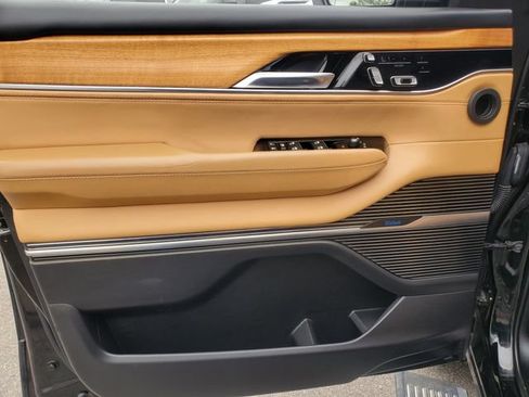Used 2022 Jeep Grand Wagoneer Series III w/ Rear Seat Video Group 1 AWD/4WD image 9