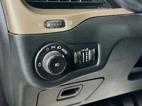 Used 2015 Jeep Cherokee Latitude w/ Cold Weather Group image 10