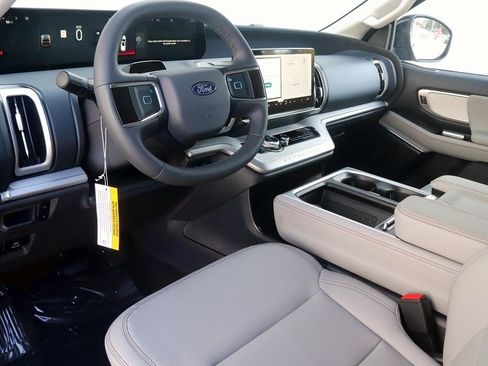 New 2025 Ford Expedition Active image 11