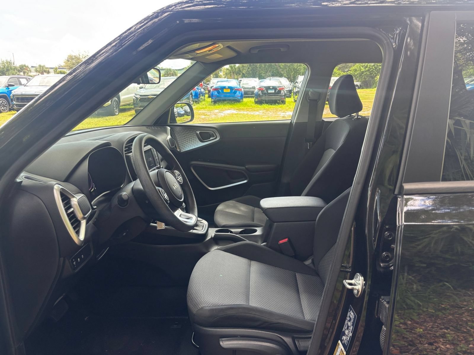 Used 2025 Kia Soul LX w/ LX Technology Package FWD image 24
