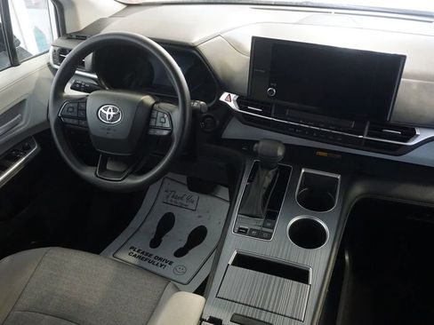 Used 2025 Toyota Sienna LE image 27