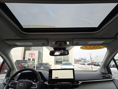 Used 2025 Toyota Sienna XLE image 23