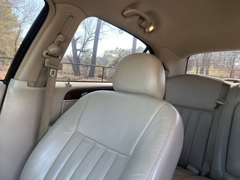 Used 2005 Lincoln Town Car Signature image 20