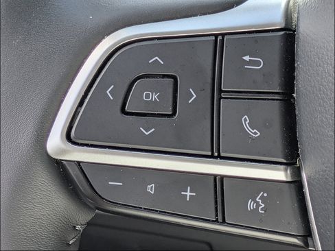 Used 2024 Toyota Highlander XLE FWD image 19