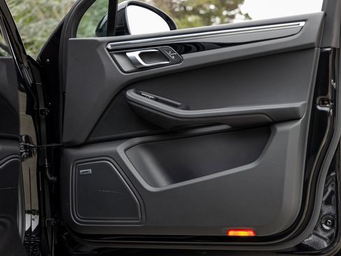 Certified 2025 Porsche Macan image 45