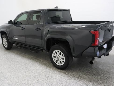 Certified 2025 Toyota Tacoma SR5 AWD/4WD image 9