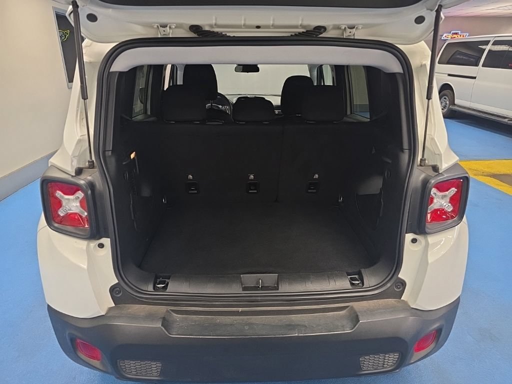 Used 2023 Jeep Renegade Latitude AWD/4WD image 8
