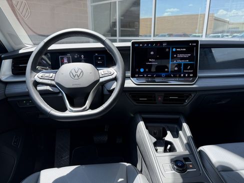 Used 2025 Volkswagen Tiguan SE AWD/4WD image 16