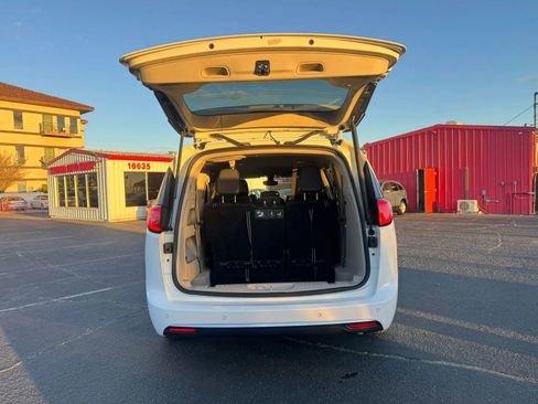 Used 2017 Chrysler Pacifica Touring-L Plus FWD image 7