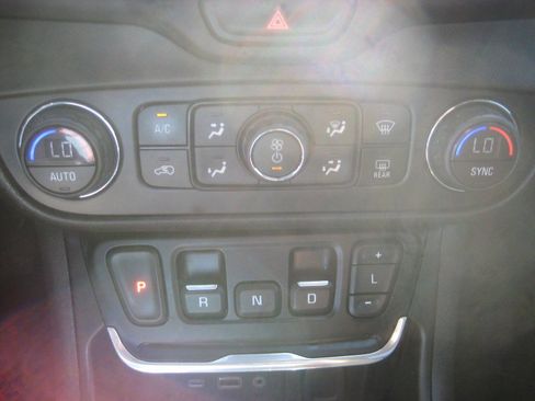 Used 2021 GMC Terrain SLE w/ Driver Convenience Package image 20