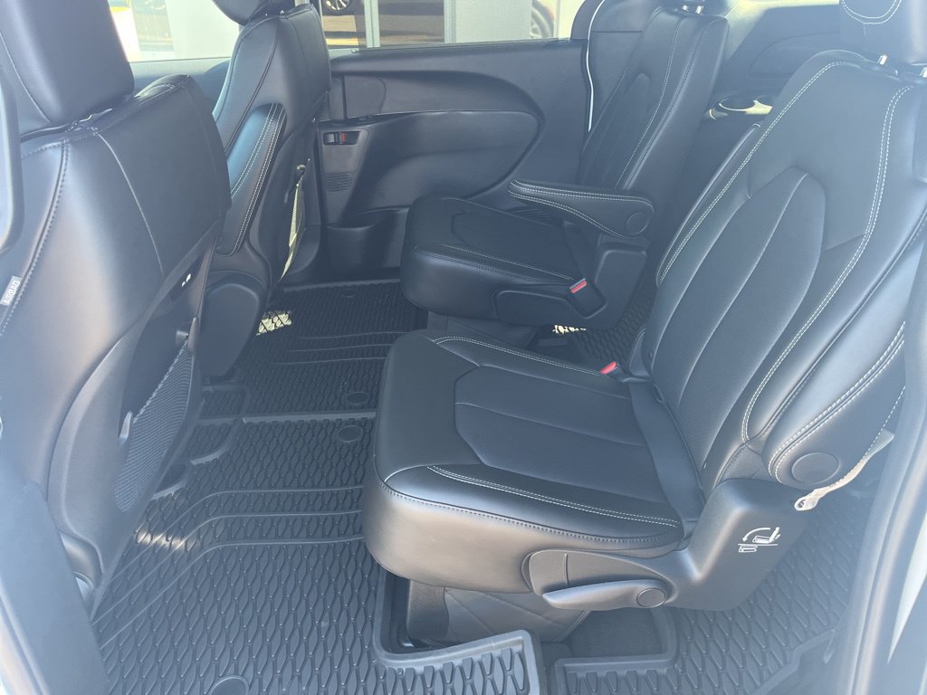 New 2025 Chrysler Pacifica Select AWD/4WD image 8