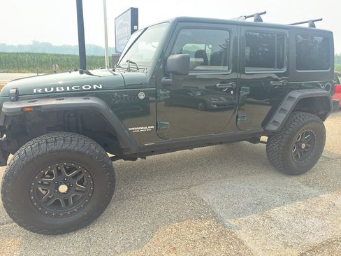 Used 2011 Jeep Wrangler Unlimited Rubicon w/ Connectivity Group AWD/4WD image 9